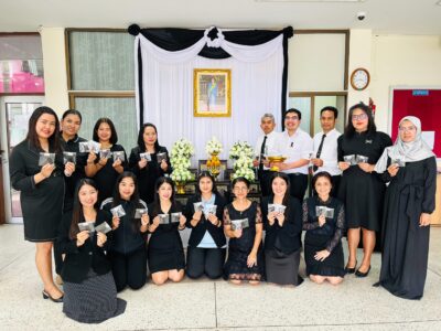 สตจ.สงขลา จัดทำริบบิ้นดำไว้อาลัย สำหรับแจกให้กับผู้ที่มาติดต่อราชการ